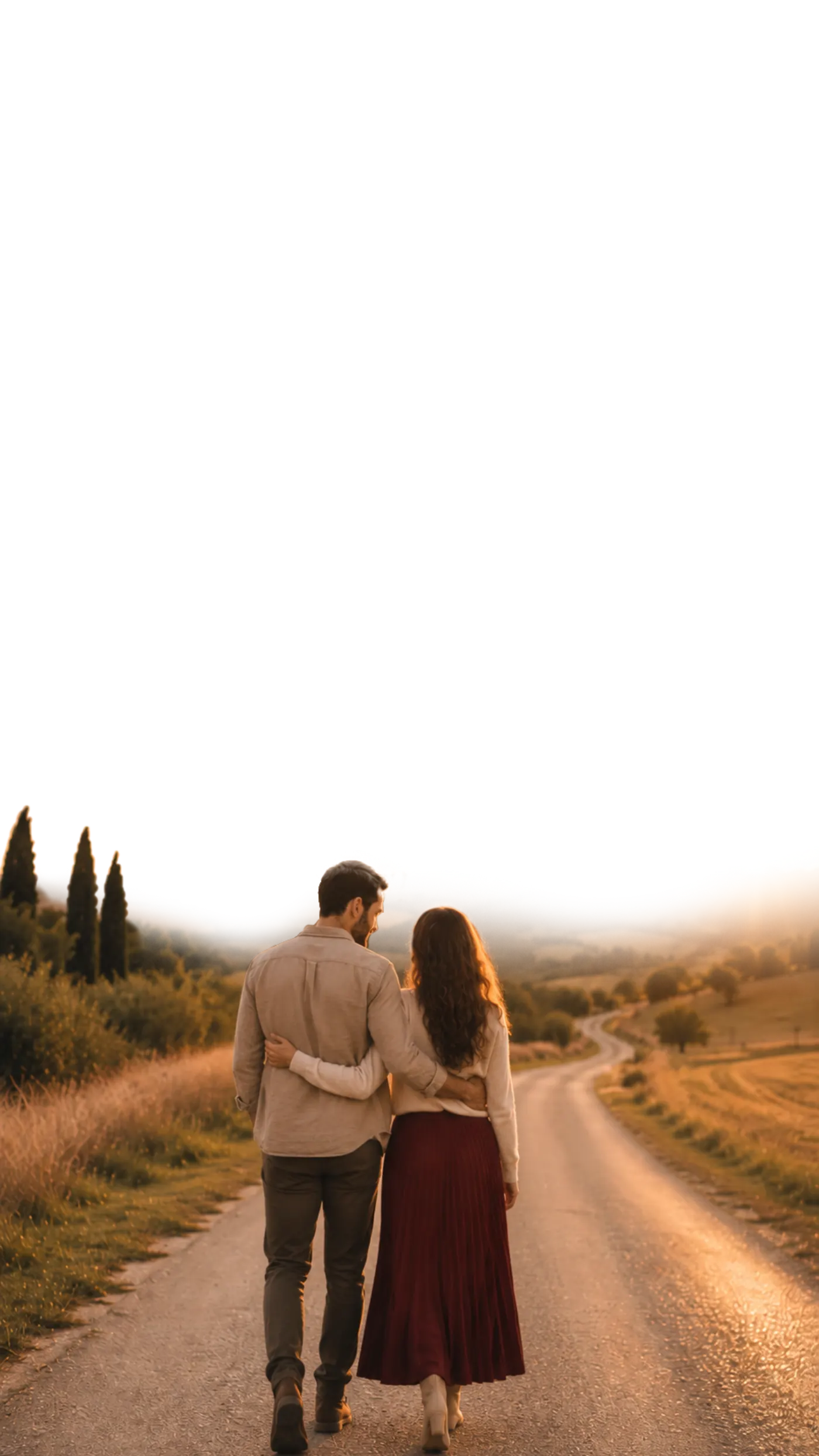 Casal caminhando juntos ao pôr do sol